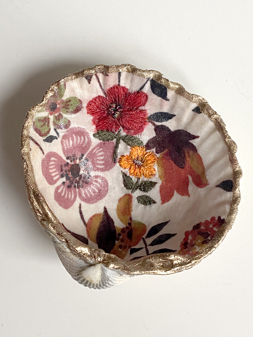 Coquillages brodés "Fleurs rouges“