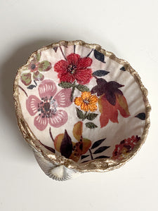 Coquillages brodés "Fleurs rouges“