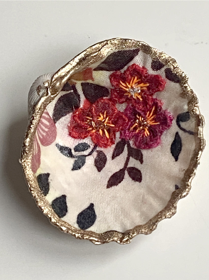 Coquillages brodés "Fleurs rouges“