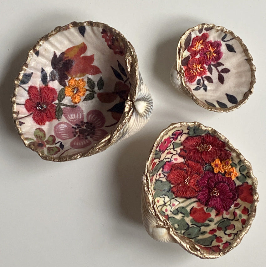 Coquillages brodés "Fleurs rouges“