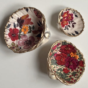 Coquillages brodés "Fleurs rouges“