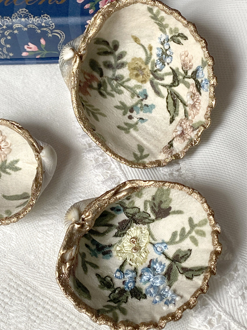 Coquillages brodés "Fleurs bleues“