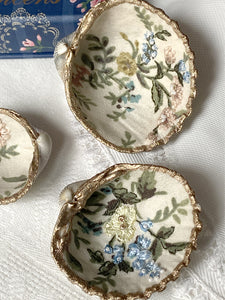 Coquillages brodés "Fleurs bleues“