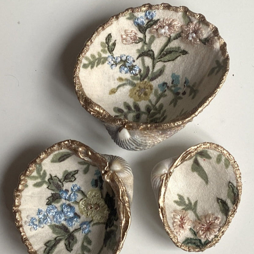 Coquillages brodés "Fleurs bleues“
