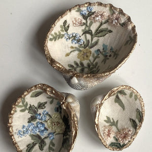 Coquillages brodés "Fleurs bleues“