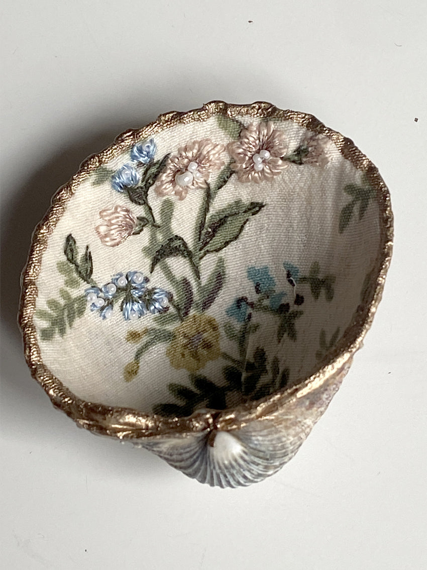 Coquillages brodés "Fleurs bleues“