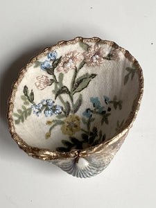 Coquillages brodés "Fleurs bleues“