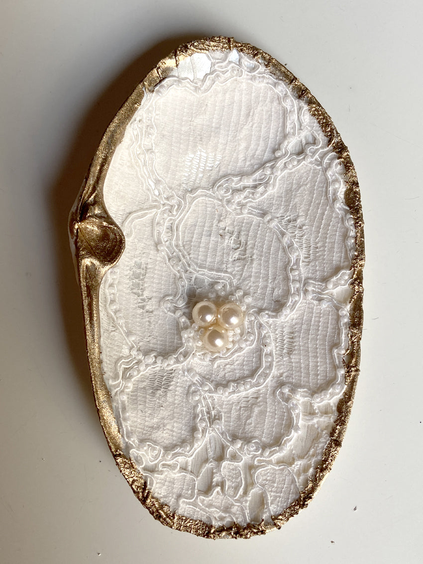 Coquillages brodés "dentelle perlée“