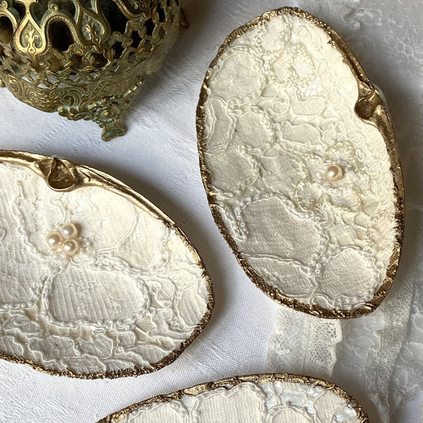 Coquillages brodés "dentelle perlée“