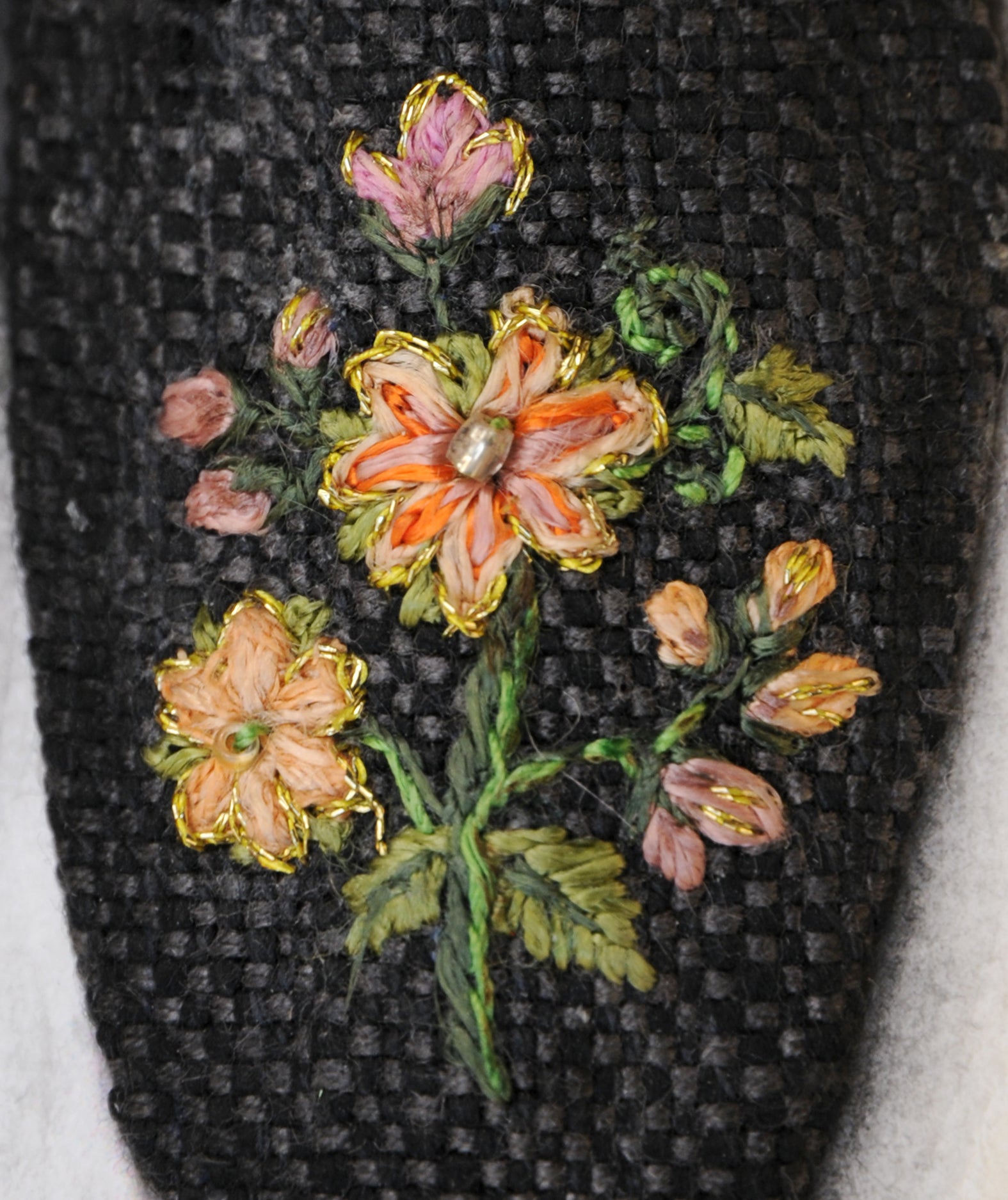 Tableau "Chaussons Fleurs brodées"